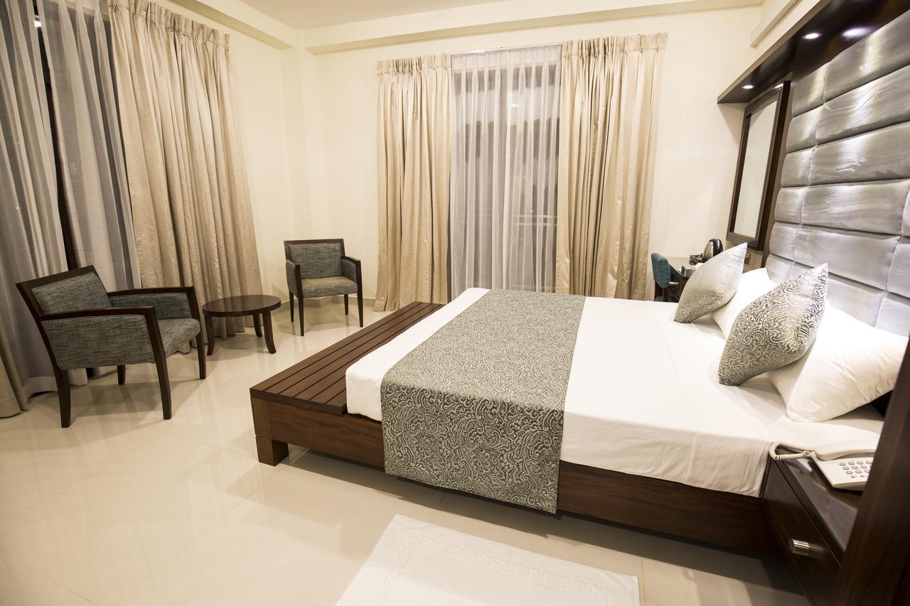 Grand 7 Hotel -Kesbewa Piliyandala Buitenkant foto