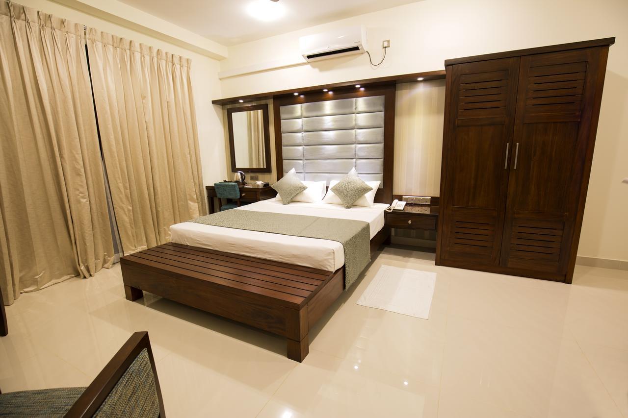 Grand 7 Hotel -Kesbewa Piliyandala Buitenkant foto