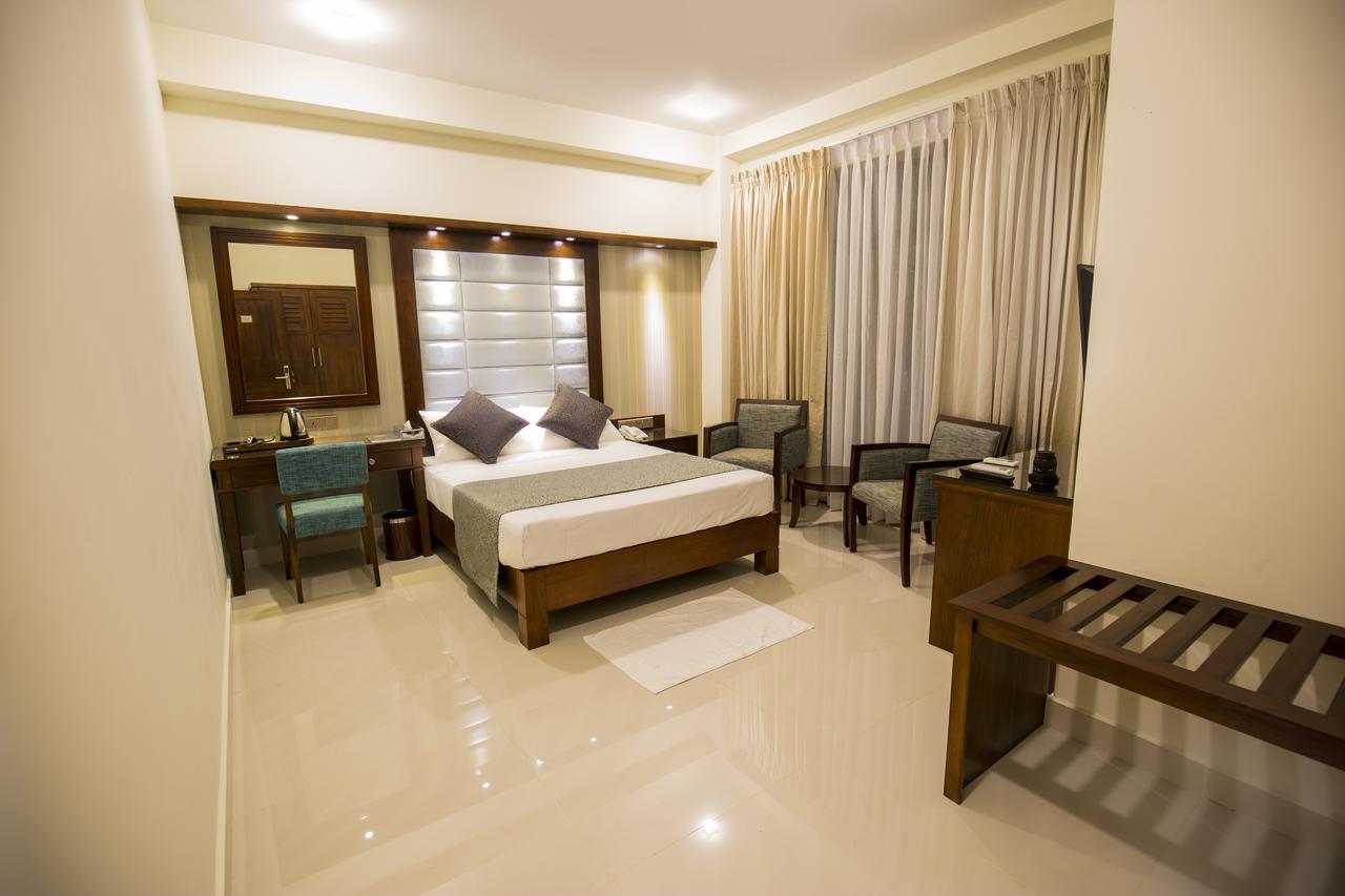 Grand 7 Hotel -Kesbewa Piliyandala Buitenkant foto