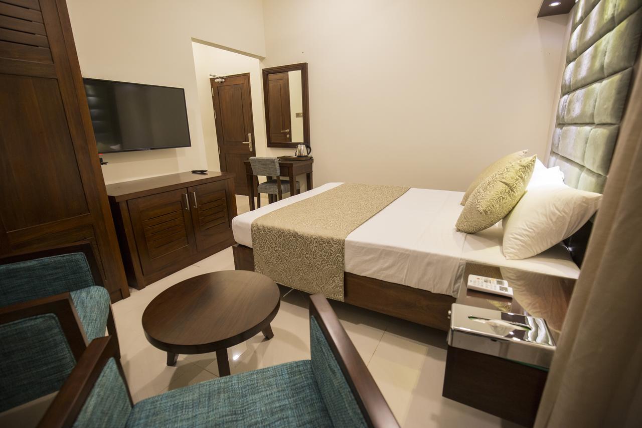 Grand 7 Hotel -Kesbewa Piliyandala Buitenkant foto