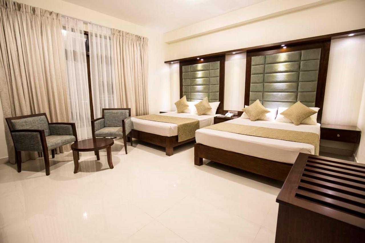 Grand 7 Hotel -Kesbewa Piliyandala Buitenkant foto